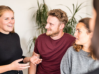 junge Menschen im Gespräch